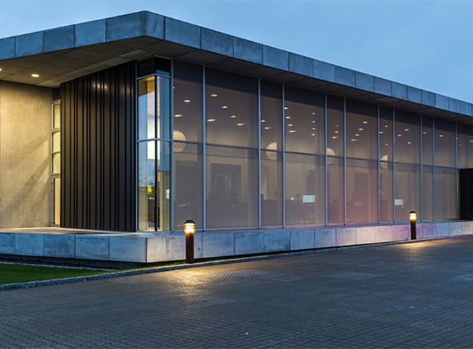 Moderne kontorbygning med god solskjerming