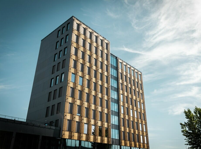 Nybygg av kontorsbygg i trekonstruksjon ved Drammenselva