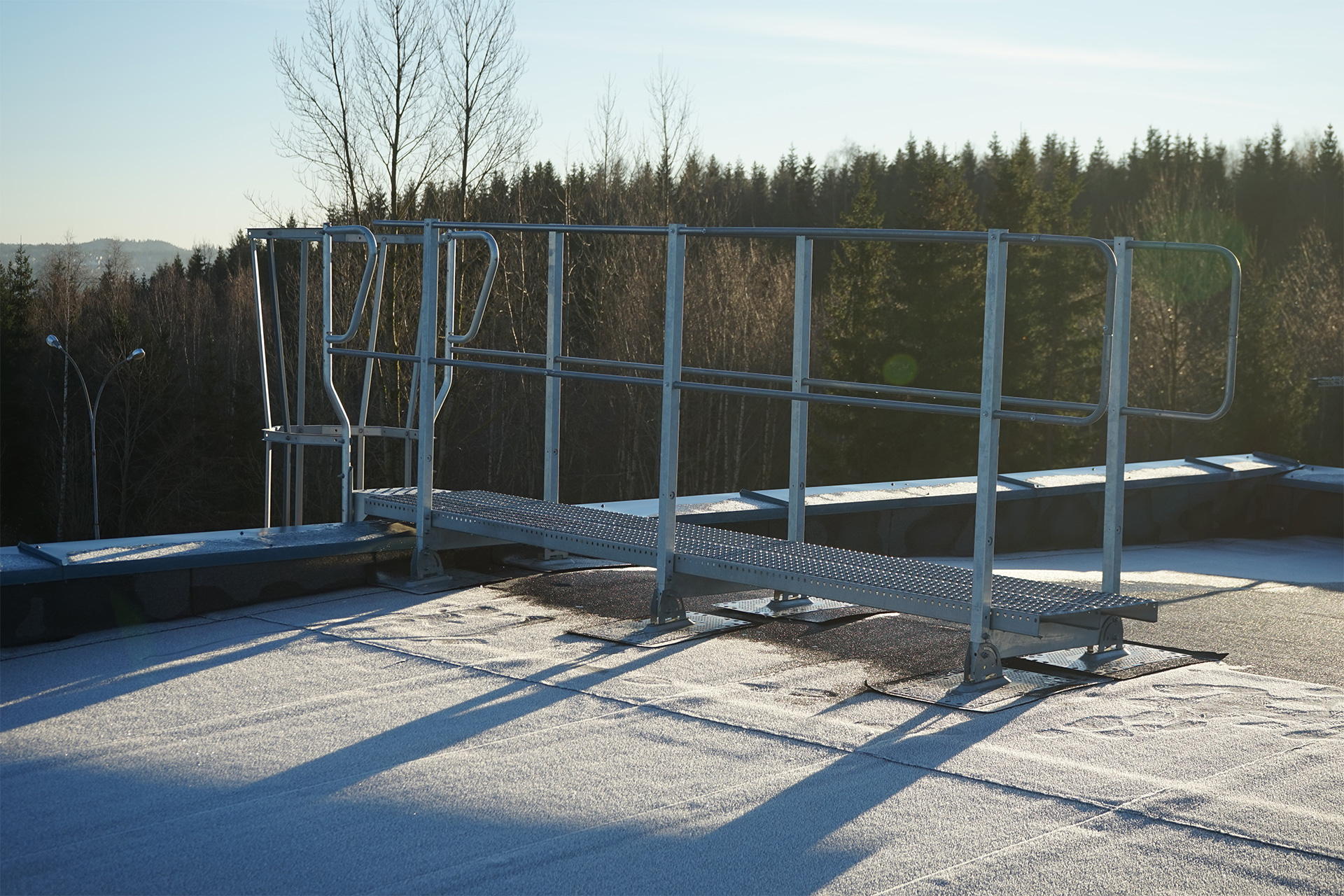 Gesimsbro er en nyhet fra Weland som bidrar til sikker adkomst 2m inn på taket