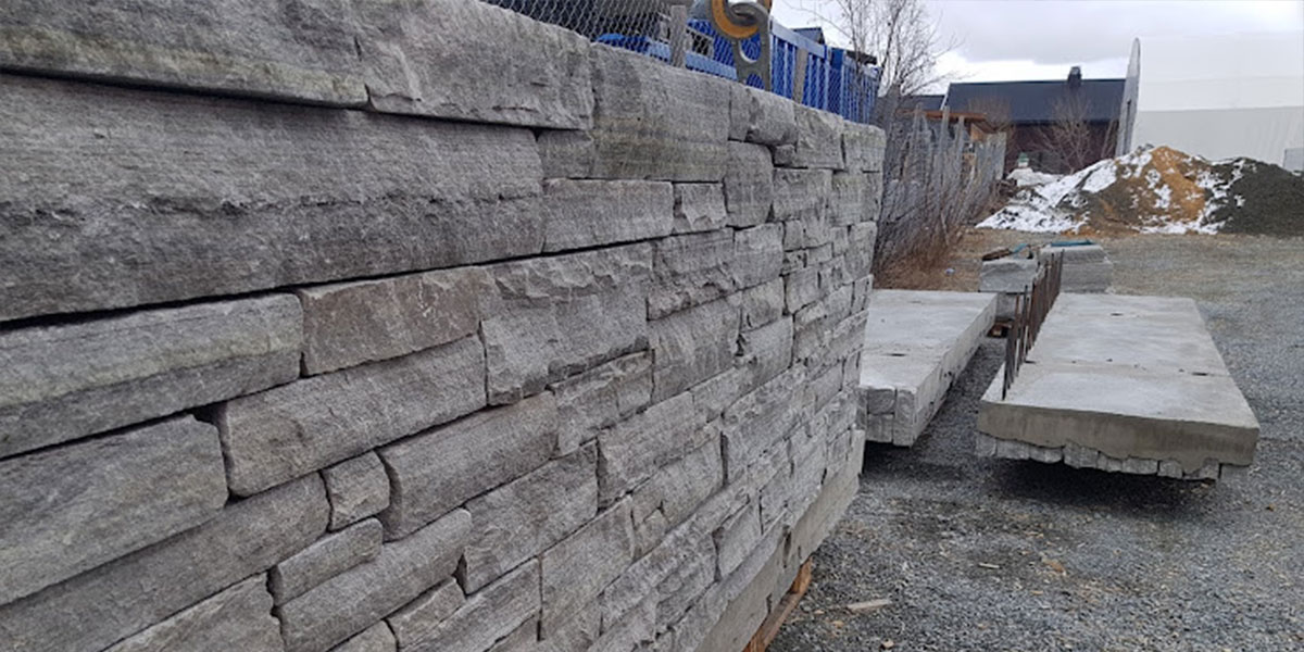 Spar tid ved montering av ferdig natursteinsmur. Prefabrikkert støttemur gjør jobben enklere