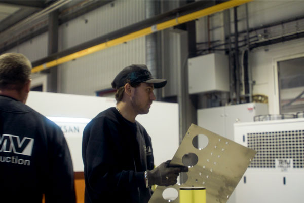 80 år og satser videre, nå med ny plateskjærer og knekke