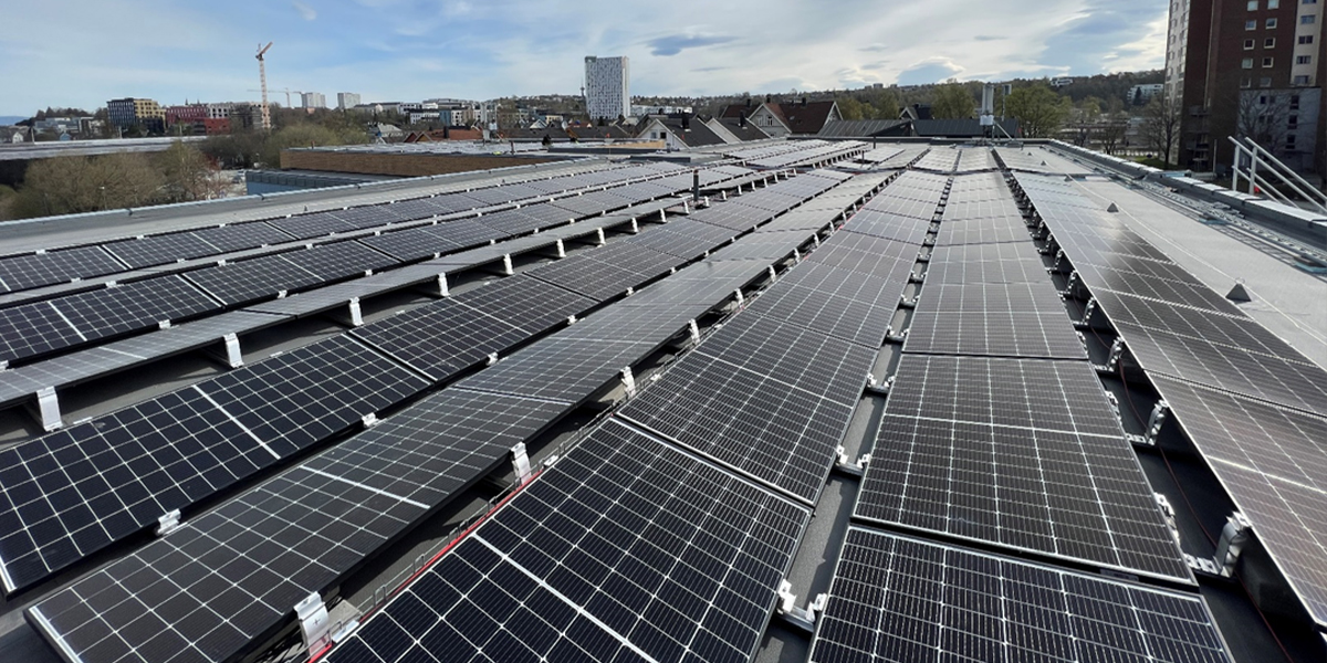 De største utfordringene med solenergiproduksjon på flate tak