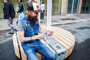 En park-benk med lading og WiFi!
