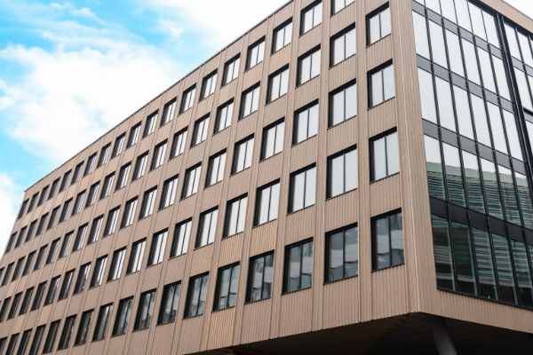 Fasade av malmfuru løfter Oslo Cancer Cluster