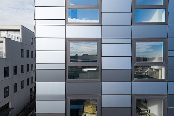 Fasaden byr på dynamikk og substans