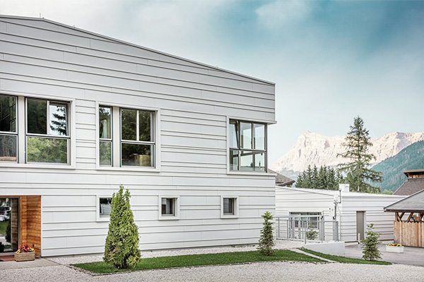 Forsvarsanlegg kledd i moderne, hvit aluminium: Kasernen «Tempesti»