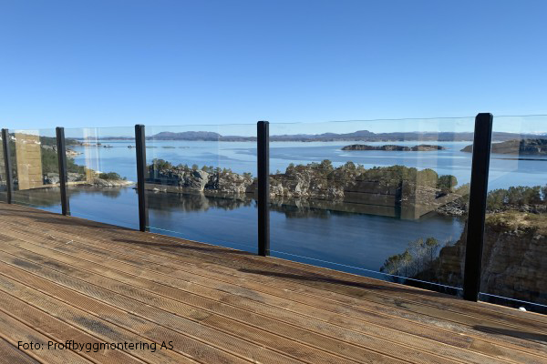 Glassrekkverk med sertifisert kvalitet. Tidløst design. Lang levetid.