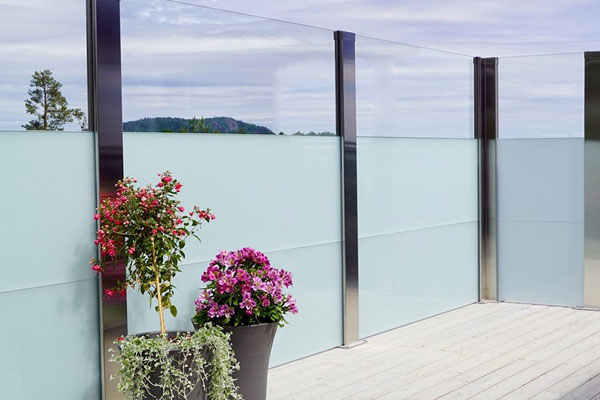 Glassrekkverk produsert i Norge til konkurransedyktige priser