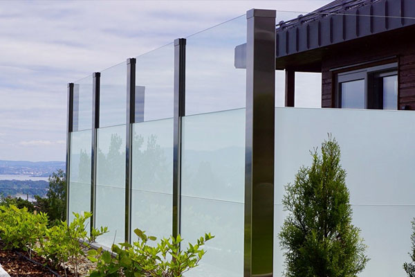 Glassrekkverk produsert i Norge til konkurransedyktige priser