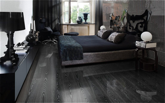 <!-- FldStartCAPTION -->Kährs Black Silver – en plank med sølv metallisk pigment og en lakk med ekstra høy glans.<!-- FldEndCAPTION -->