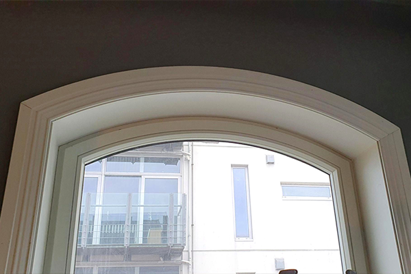 Lister og utforinger til buede, og andre, spesialvinduer og dører