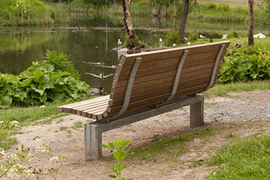 Parkbenk i svanemerket Kebony og rustfritt stål