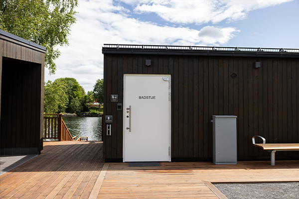 Prefabrikkert badstue for offentlig bruk – Kombinert med offentlige toaletter