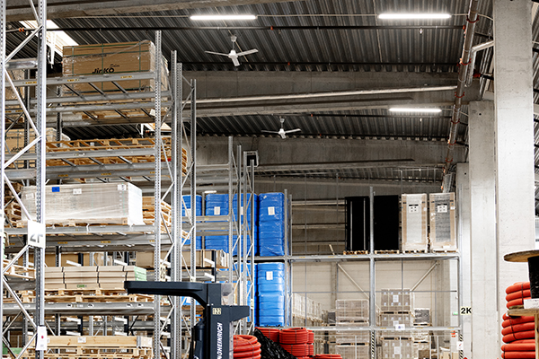 Press ned varmen og energiutgiftene med Frico takvifter