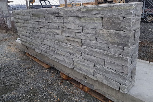 Spar tid ved montering av ferdig natursteinsmur. Prefabrikkert støttemur gjør jobben enklere