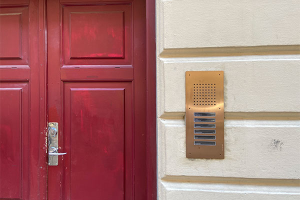 Splitter nye Siedle Classic dørtelefonanlegg pryder fasader på Vesterbro