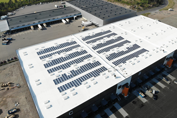 Syntetisk vanntett membran for energieffektive kjølige tak