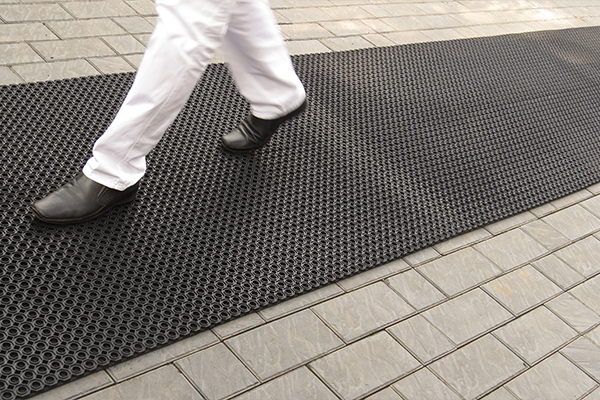 Trygg og ren adkomst med sklisikre ringmatter på rull