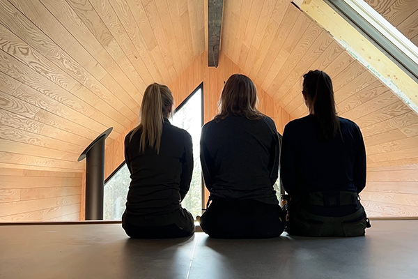 Wooden Camping: Tre jenter bygger hytte på fire uker